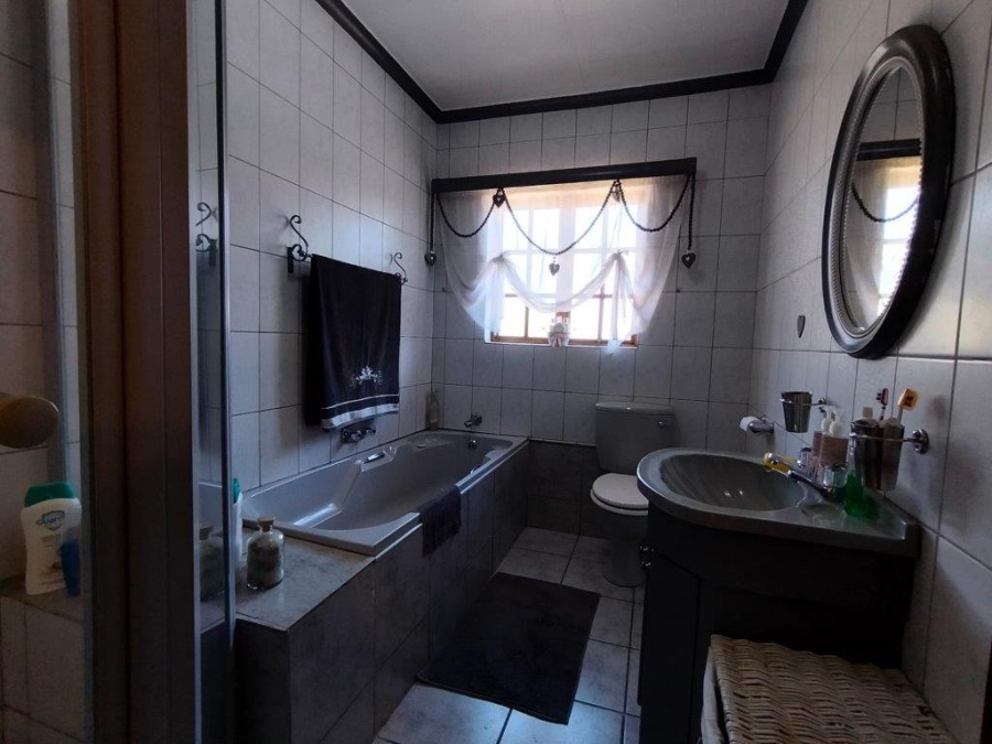 4 Bedroom Property for Sale in Oos Einde North West
